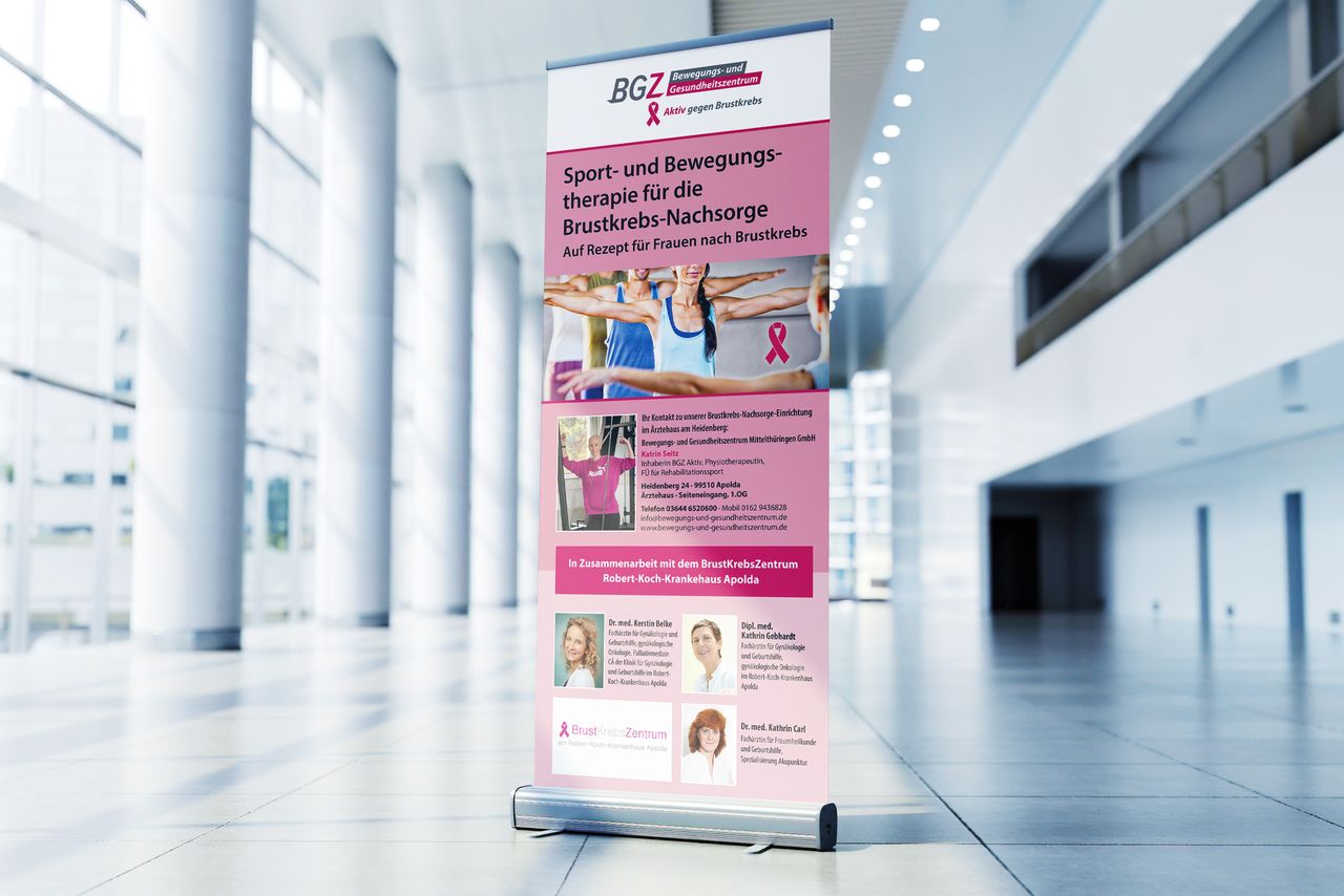 Rollup Roll-up Banner BGZ Apolda: Sport- und Bewegungstherapie zur Brustkrebs-Nachsorge – Printdesign für Gesundheitszentrum