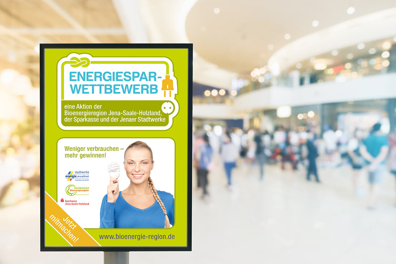 Außenwerbung Plakat „Energiesparwettbewerb“ der Bioenergieregion Jena-Saale-Holzland – Kampagnenmotiv im Einkaufszentrum