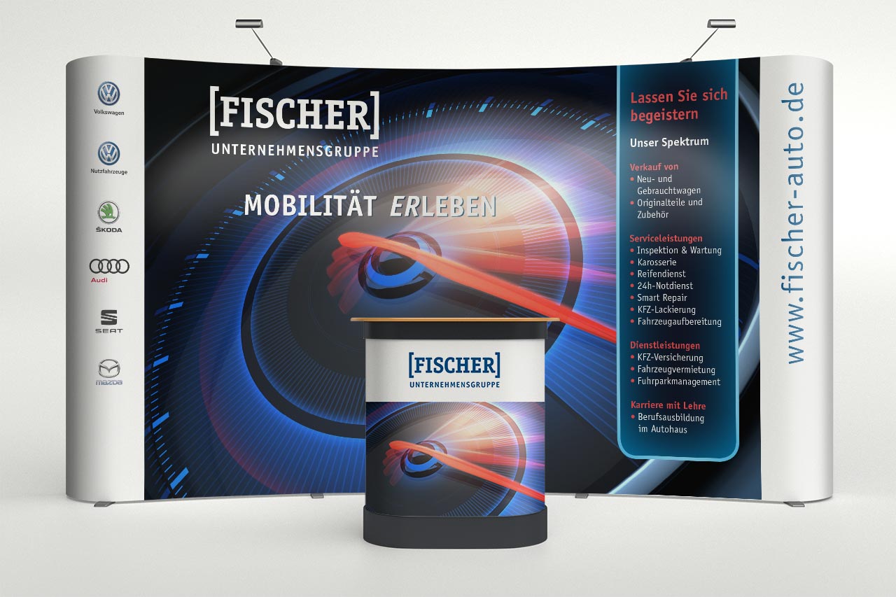 Messegestaltung Messestand-Design für Fischer Unternehmensgruppe – gebrandete Messewand mit Theke „Mobilität erleben“