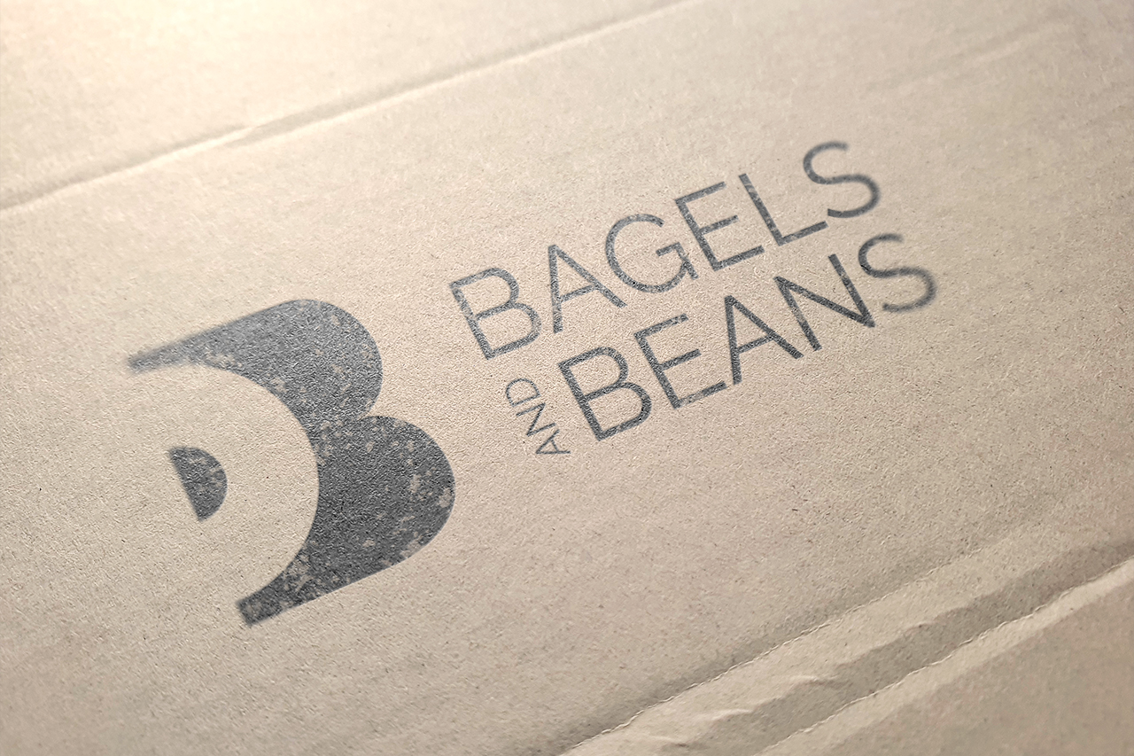 Wort-Bild-Marke Branding & Logo-Design: Bagels and Beans – Logodruck auf Verpackung/Kraftpapier (Gastronomie)